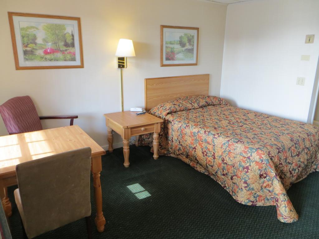 Holly Springs Pine Crest Motor Lodge חדר תמונה