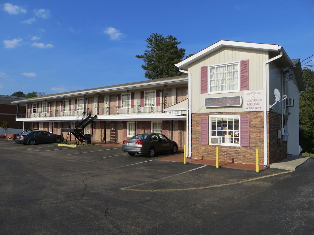 Holly Springs Pine Crest Motor Lodge מראה חיצוני תמונה